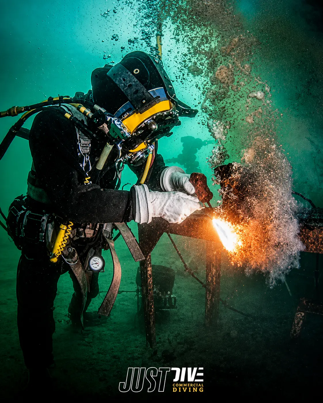 Mergulhador profissional a soldar debaixo de água numa estrutura submersa